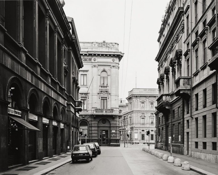 Auf diesem Bild ist das folgende Kunstwerk zu sehen: Thomas Struth. „Via Giuseppe Verdi, Milano“. 1992.