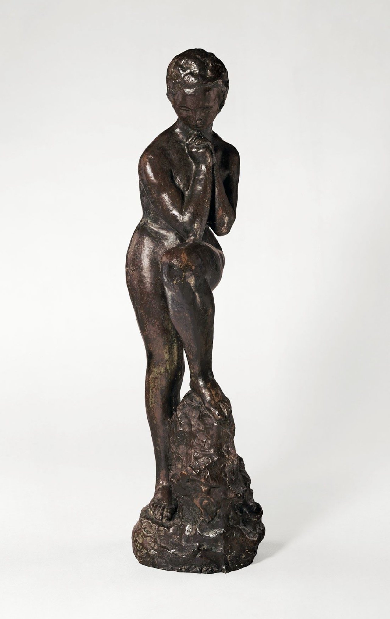 Auf diesem Bild ist das folgende Kunstwerk zu sehen: Wilhelm Lehmbruck. „Mädchen mit aufgestütztem Bein“. 1910.