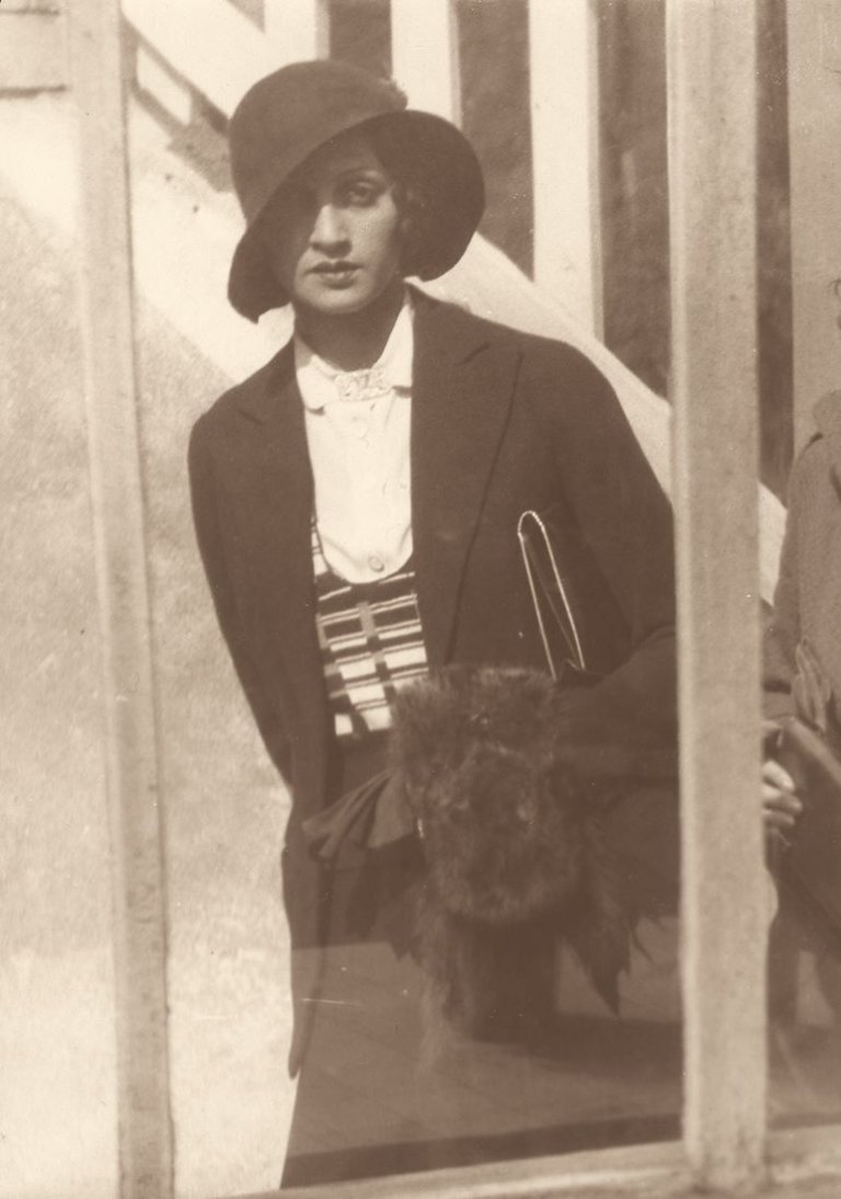Auf diesem Bild ist das folgende Kunstwerk zu sehen: Jacques Henri Lartigue. Renèè Perle, Paris. 1930–1932.