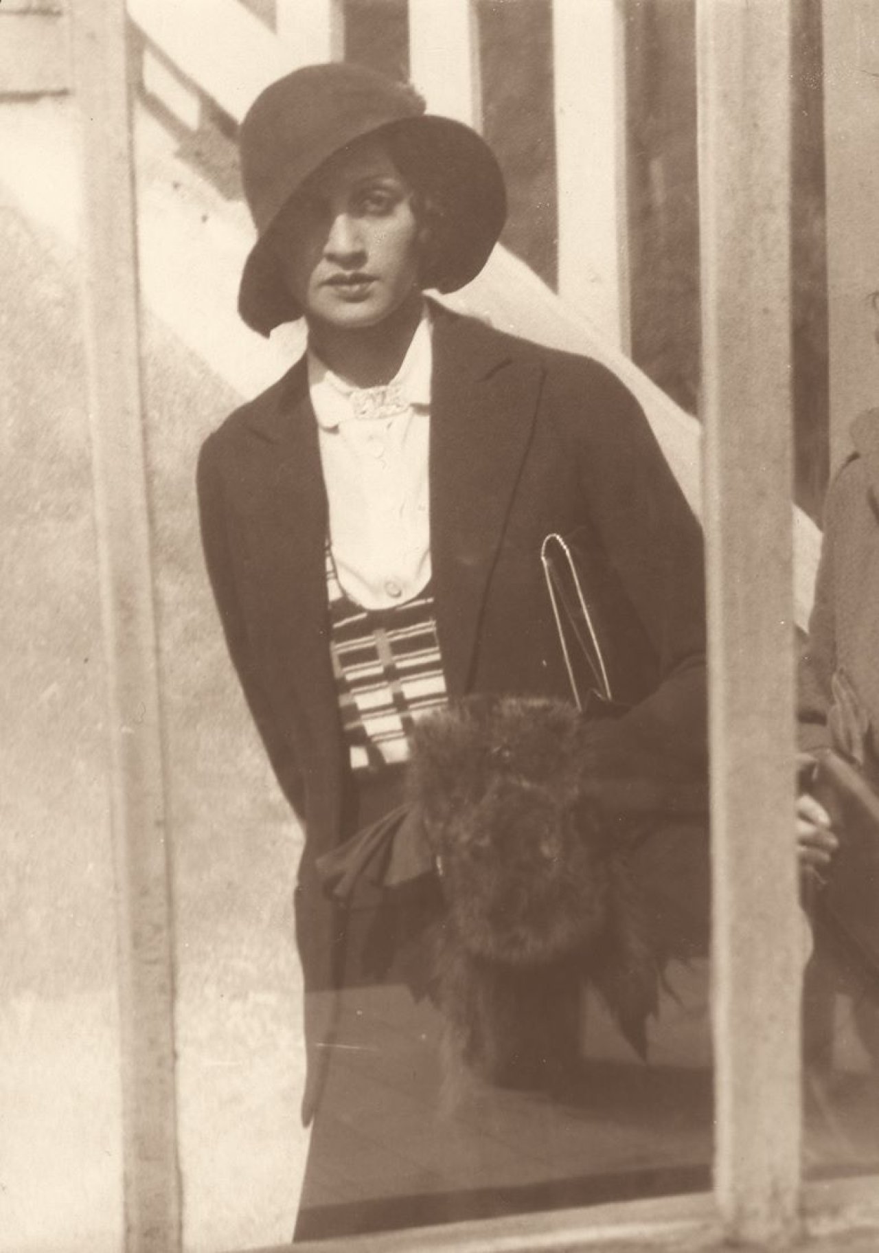 Auf diesem Bild ist das folgende Kunstwerk zu sehen: Jacques Henri Lartigue. Renèè Perle, Paris. 1930–1932.