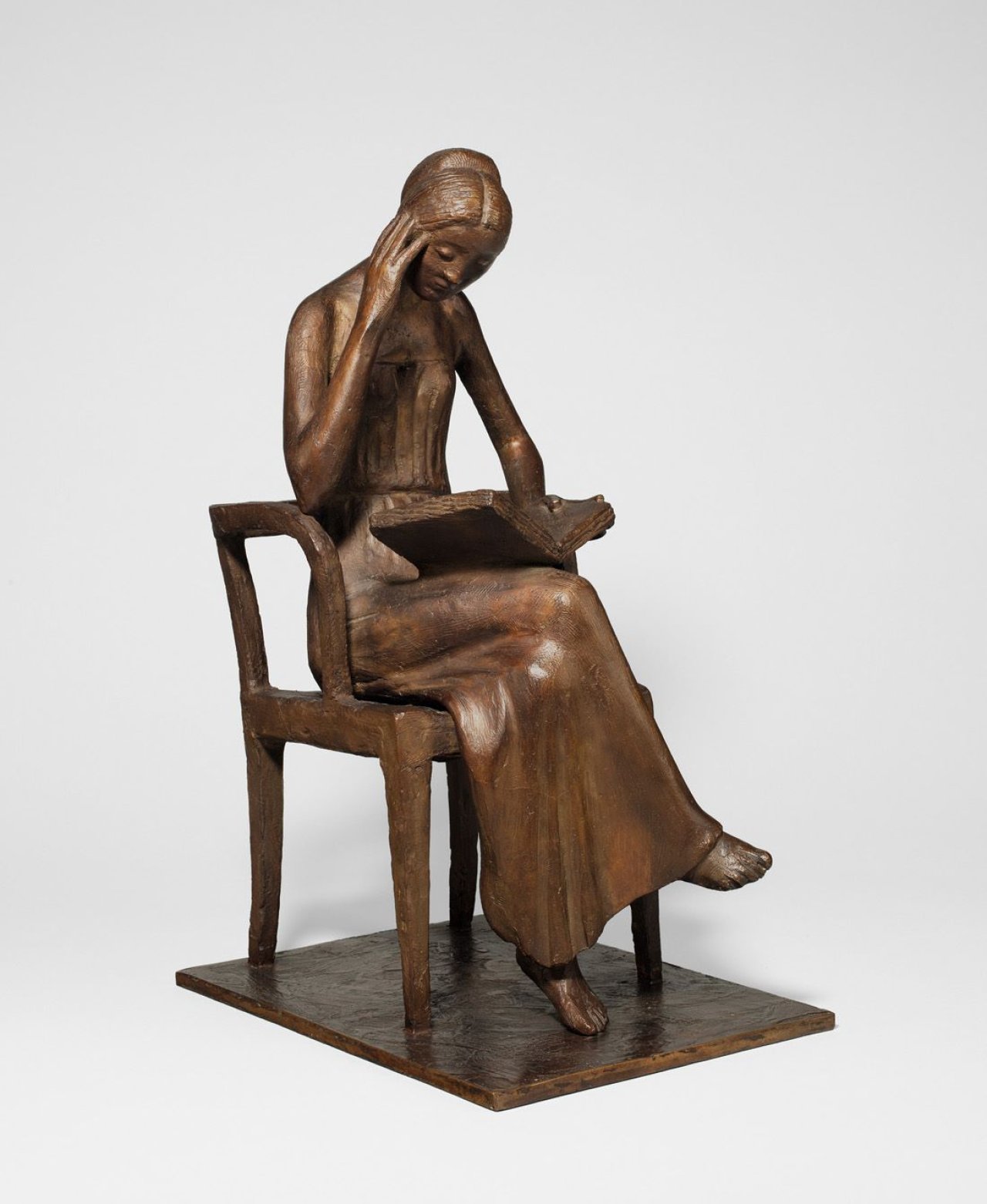 Auf diesem Bild ist das folgende Kunstwerk zu sehen: Gerhard Marcks. „Sitzende Leserin“. 1976-79.