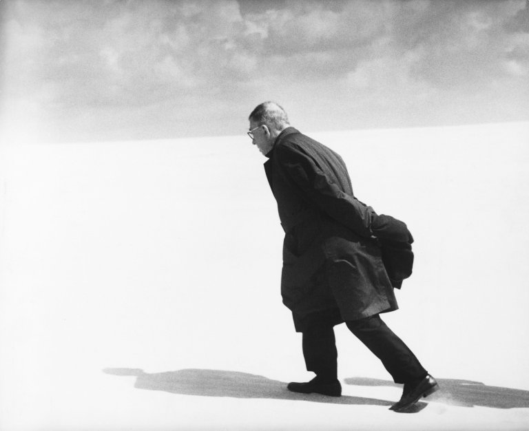 Auf diesem Bild ist das folgende Kunstwerk zu sehen: Antanas Sutkus. Jean-Paul Sartre in Lithuania, Nida. 1965.