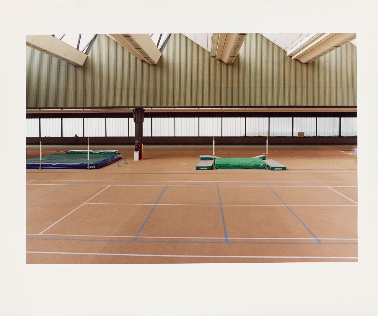 This picture shows the following artwork: Candida Höfer. „Sporthochschule Köln I 1991“. 1991.