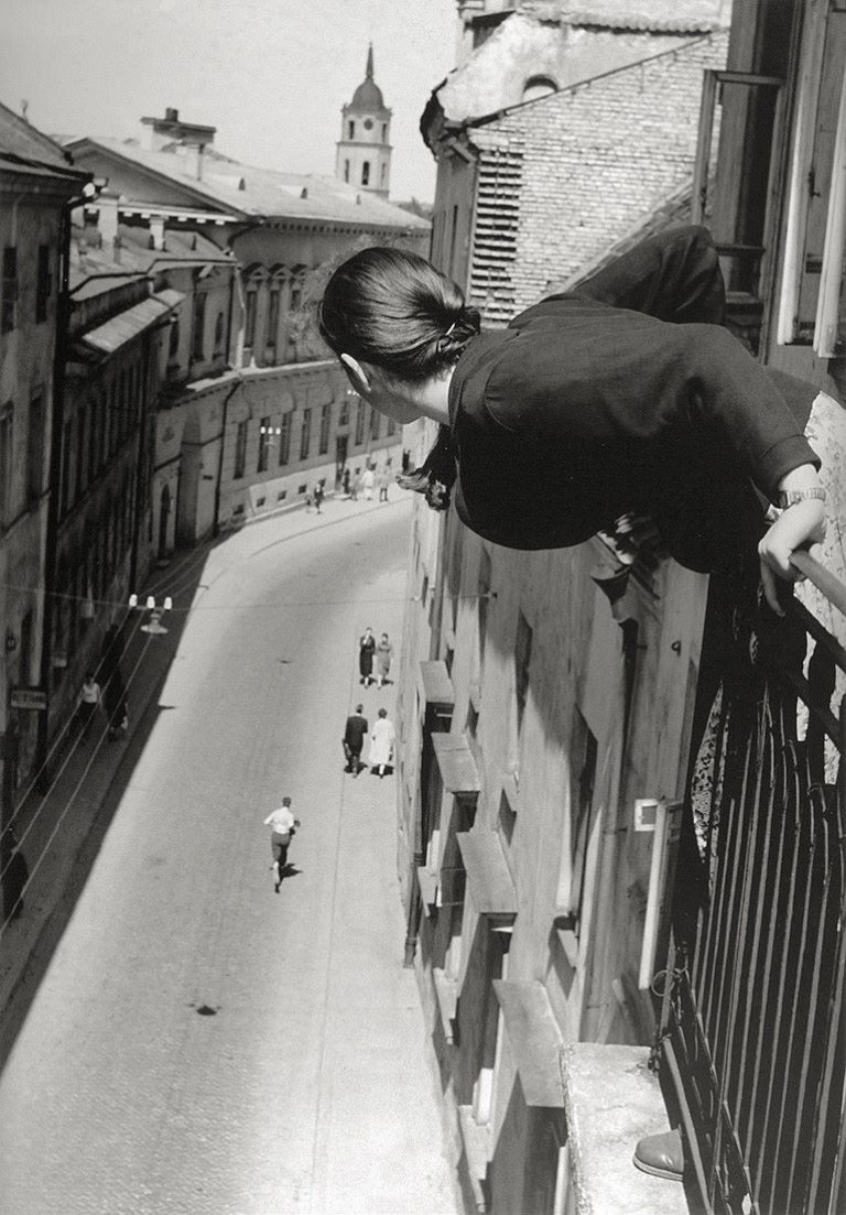 Auf diesem Bild ist das folgende Kunstwerk zu sehen: Antanas Sutkus. „Marathon in the Universitets Street, Vilnius“. 1959.