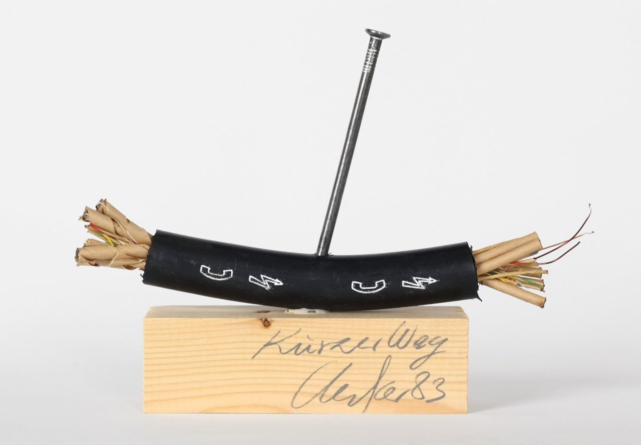 Auf diesem Bild ist das folgende Kunstwerk zu sehen: Günther Uecker. „Kurzer Weg“. 1983.