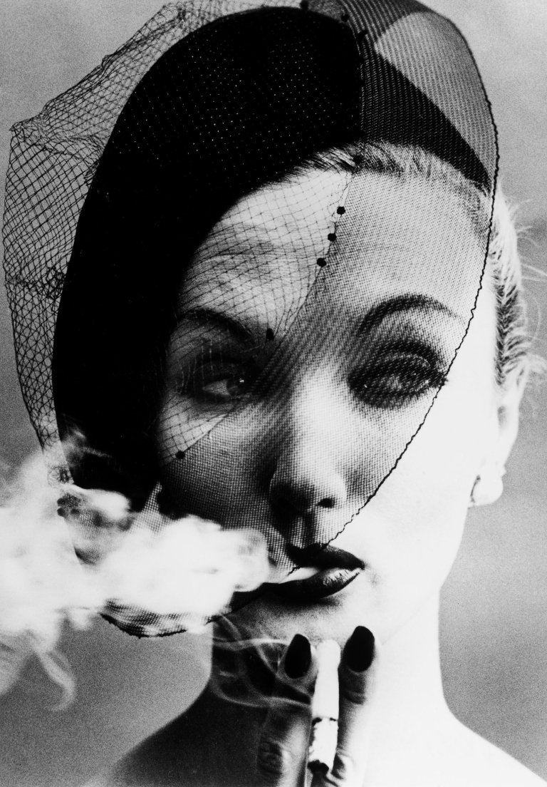 Auf diesem Bild ist das folgende Kunstwerk zu sehen: William Klein. „Smoke + Veil, Paris 1958 (Vogue)“.