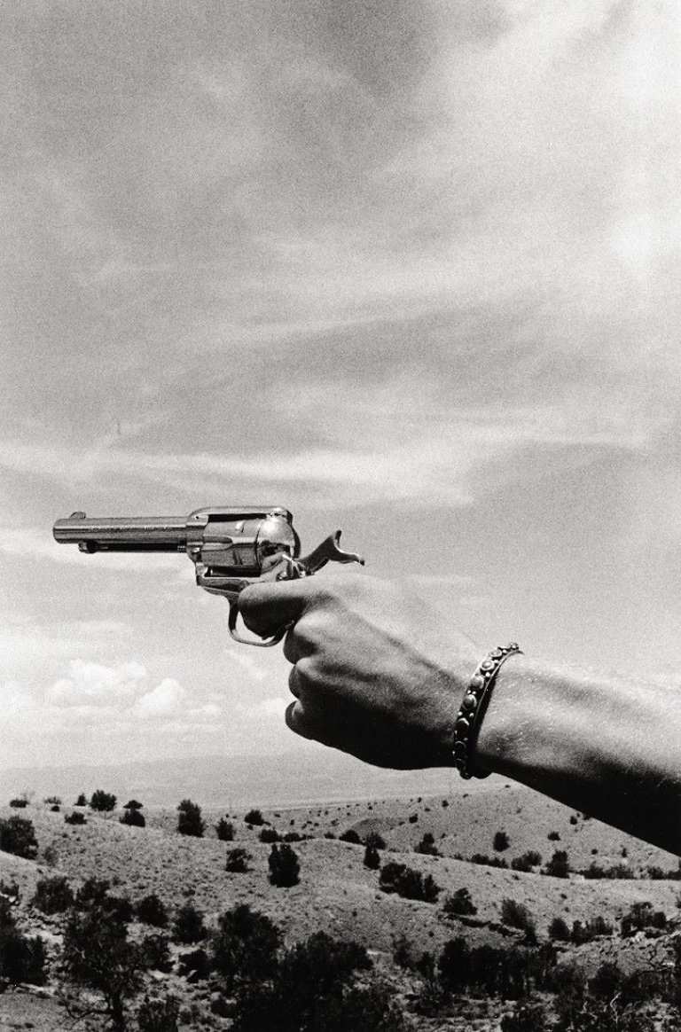 Auf diesem Bild ist das folgende Kunstwerk zu sehen: Ralph Gibson. Gun in Hand, aus der Serie „Déjà-vu“. 1972.