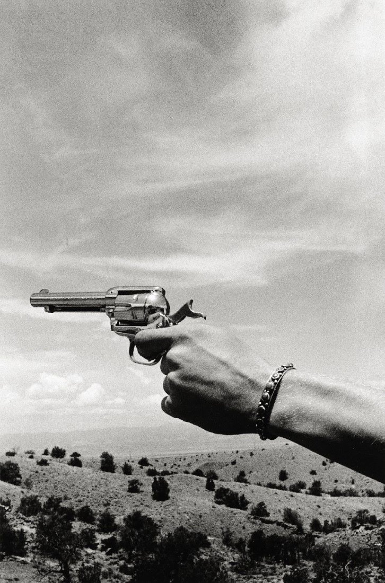 Auf diesem Bild ist das folgende Kunstwerk zu sehen: Ralph Gibson. Gun in Hand, aus der Serie „Déjà-vu“. 1972.