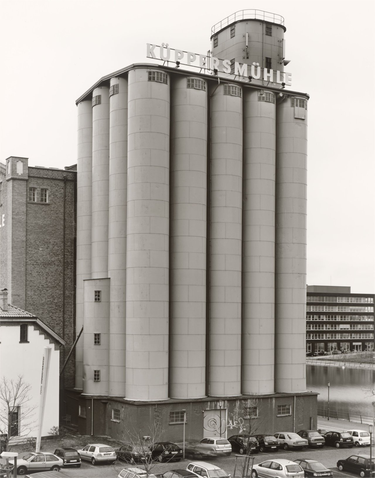 Auf diesem Bild ist das folgende Kunstwerk zu sehen: Bernd und Hilla Becher (Siegen 1931 - 2007 Rostock / Potsdam 1934 - 2015 Düsseldorf). „GRAIN ELEVATOR. DUISBURG. D“. 2002.
