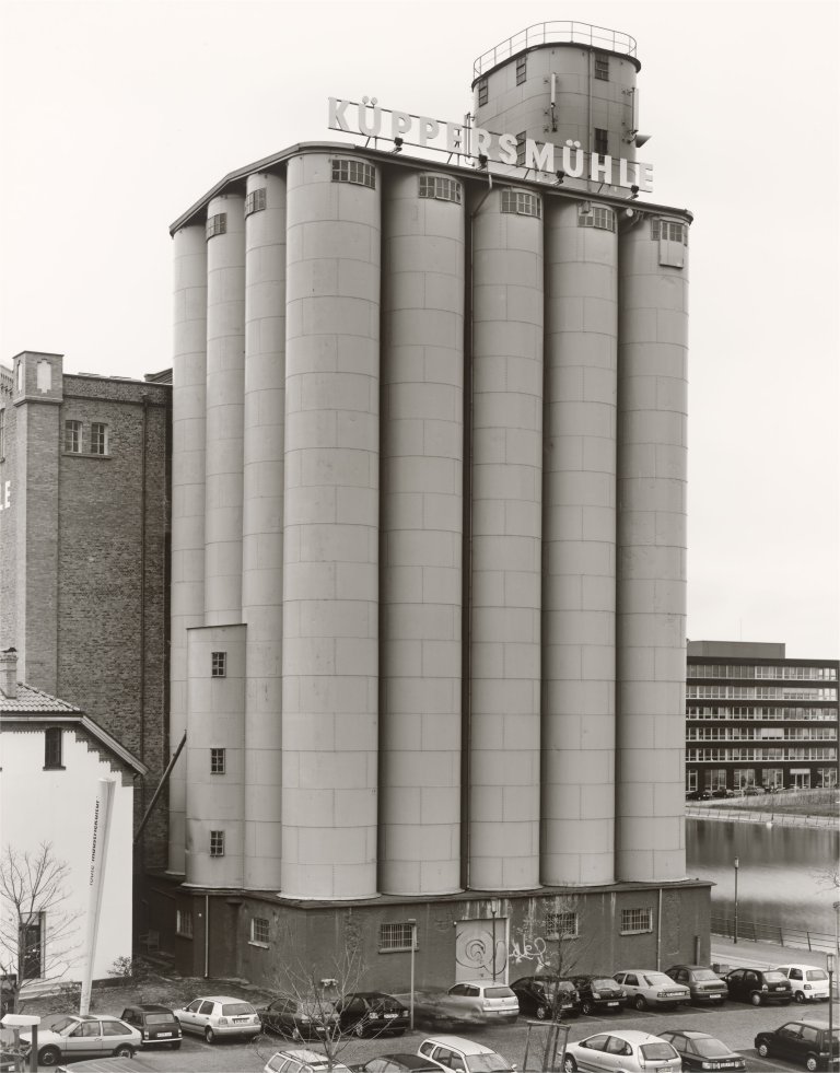 Auf diesem Bild ist das folgende Kunstwerk zu sehen: Bernd und Hilla Becher (Siegen 1931 - 2007 Rostock / Potsdam 1934 - 2015 Düsseldorf). „GRAIN ELEVATOR. DUISBURG. D“. 2002.