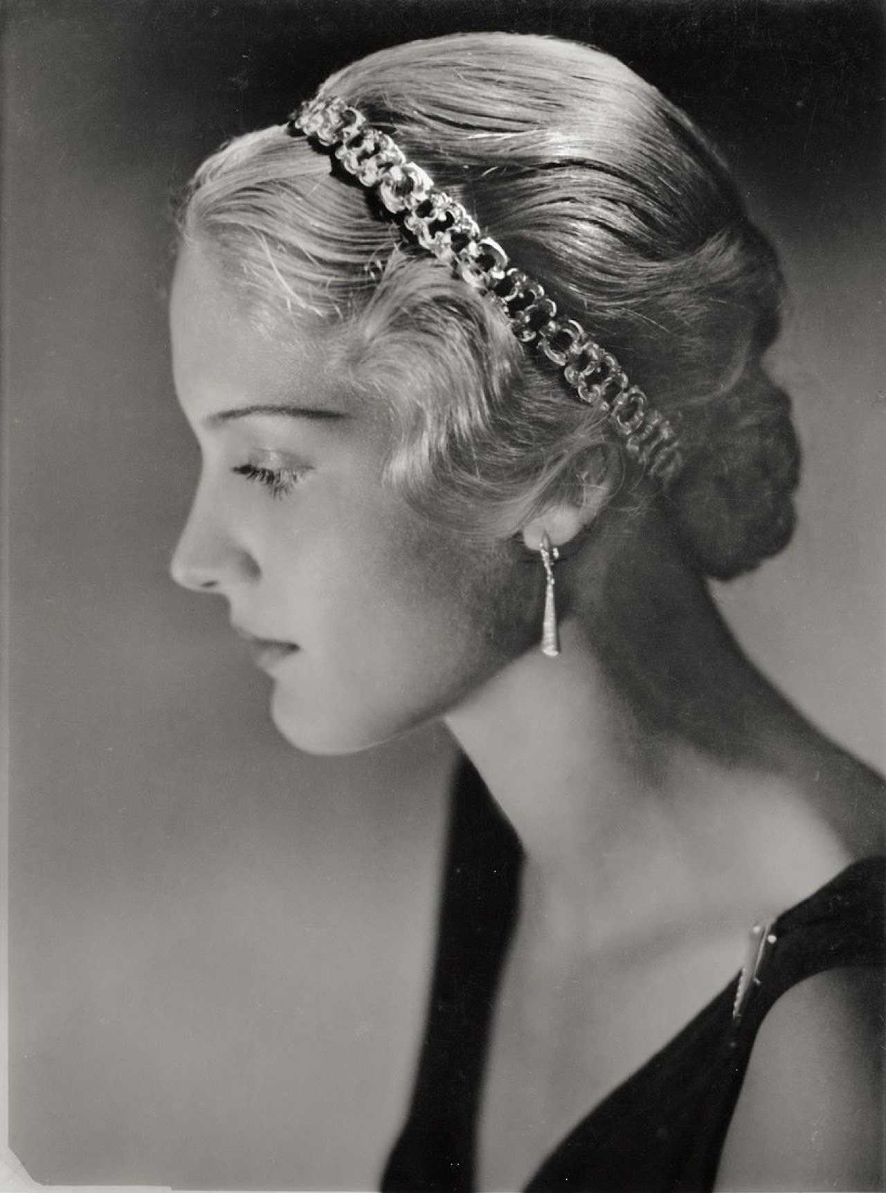 Auf diesem Bild ist das folgende Kunstwerk zu sehen:  Yva (d.i. Else Neuländer). Ohne Titel (Aufnahme für Schmuckwerbung). Um 1933–1934.