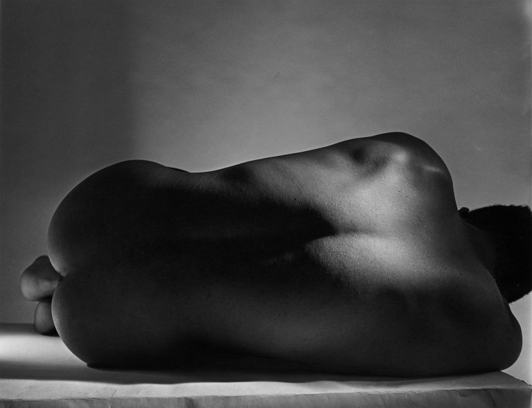 Auf diesem Bild ist das folgende Kunstwerk zu sehen: Horst P. Horst (d.i. Horst Paul Albert Bohrmann). Male Nude, Back Study, New York. 1952.