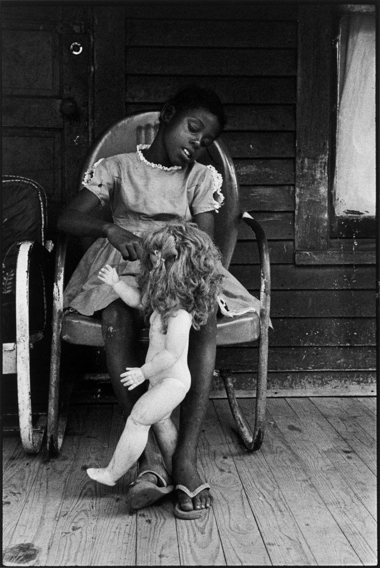 Auf diesem Bild ist das folgende Kunstwerk zu sehen: Bruce Davidson. Child with Doll, West Virginia. 1962.