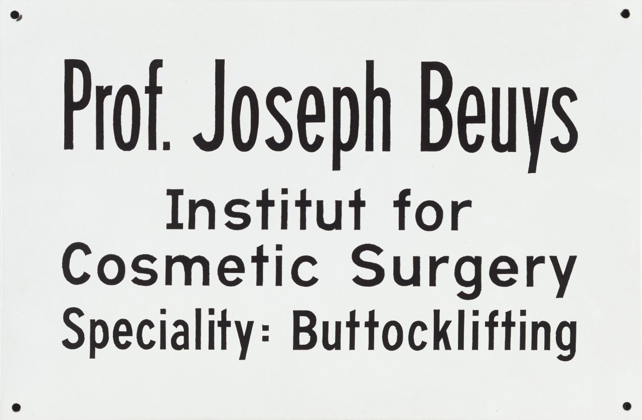 This picture shows the following artwork: Joseph Beuys. ”Buttocklifting”. 1974.