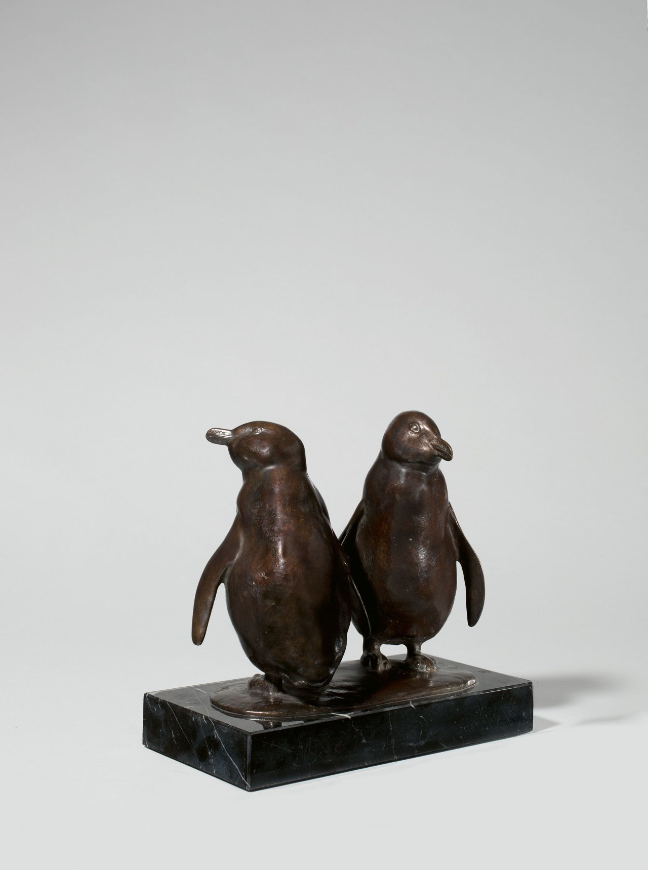 Auf diesem Bild ist das folgende Kunstwerk zu sehen: August Gaul. „Zwei Pinguine“. Um 1911.