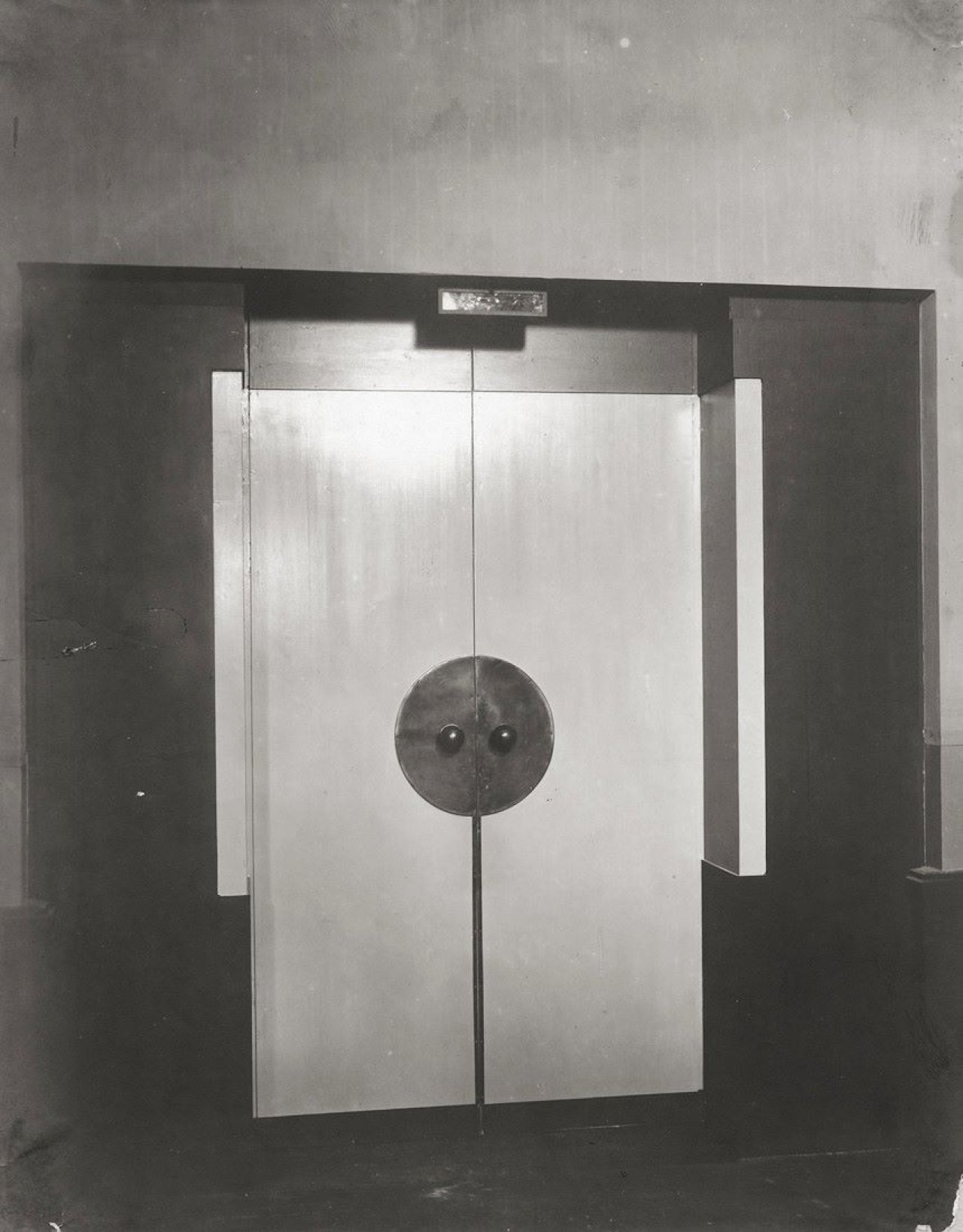 Auf diesem Bild ist das folgende Kunstwerk zu sehen: Walter Gropius. „Theaterumbau Jena, Ansicht Innentür“. Um 1922–1923.