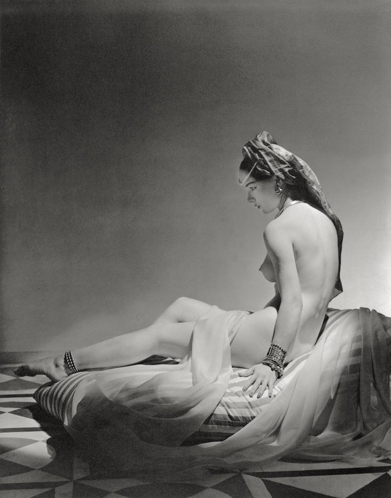 Auf diesem Bild ist das folgende Kunstwerk zu sehen: Horst P. Horst (d.i. Horst Paul Albert Bohrmann). Odalisque sitting (Variant), New York. 1943.