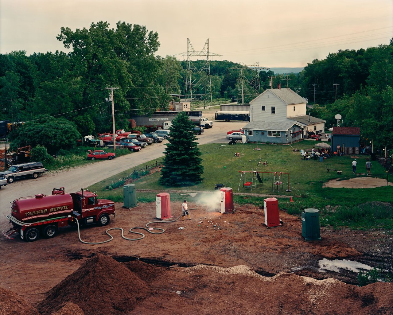 Auf diesem Bild ist das folgende Kunstwerk zu sehen: Gregory Crewdson. Ohne Titel (Yankee Septic Emergency). 1998.