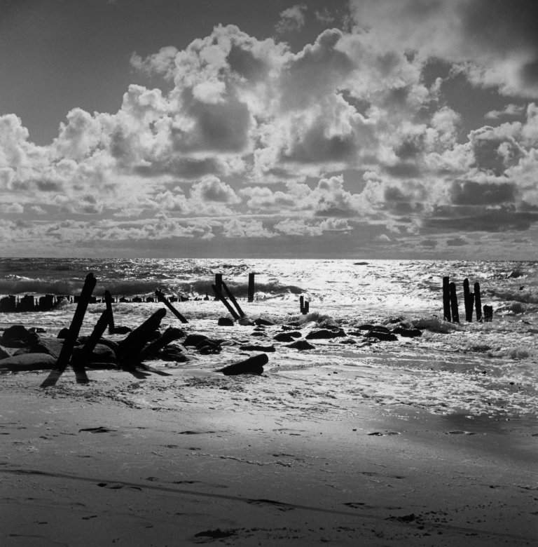 Auf diesem Bild ist das folgende Kunstwerk zu sehen: Bleicke Bleicken. Abendlicht I, Kampen/Sylt. 1950.
