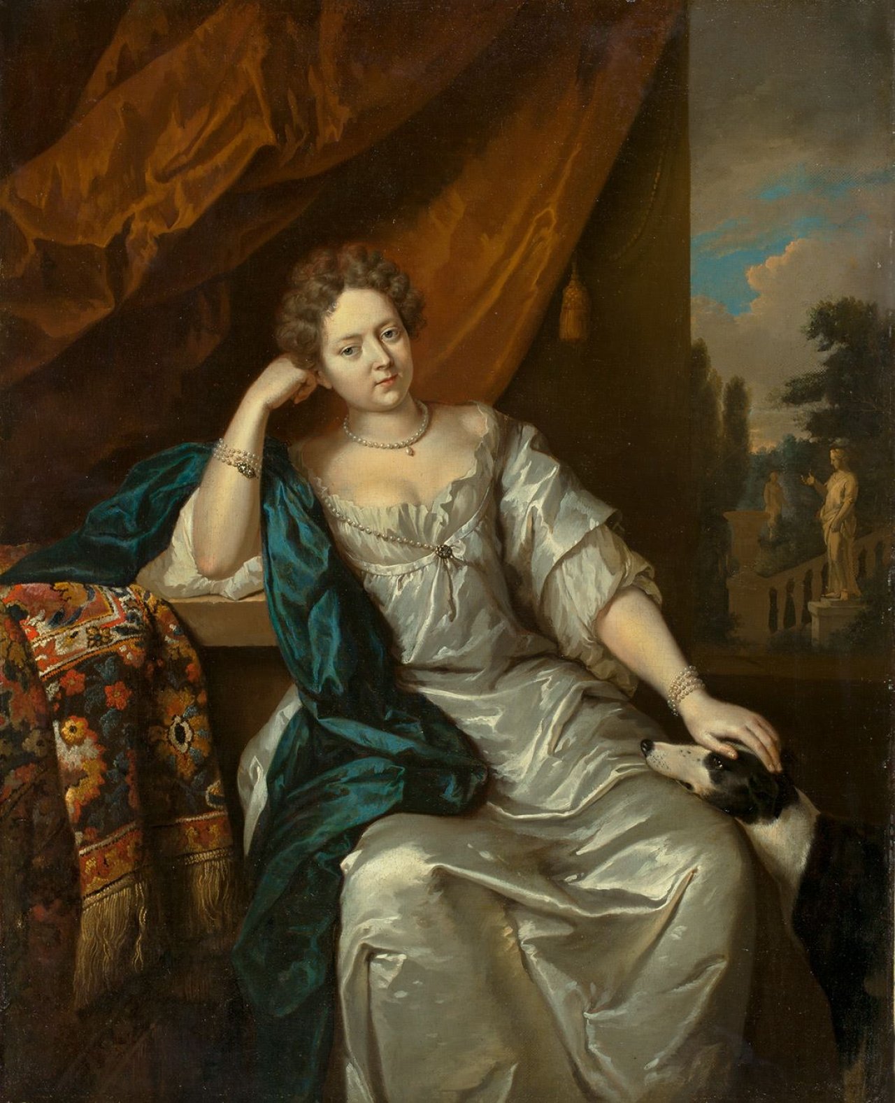 Auf diesem Bild ist das folgende Kunstwerk zu sehen: Caspar Netscher. Portrait einer Dame im silbernen Seidenkleid, blauem Schal und Hund. Um 1674.