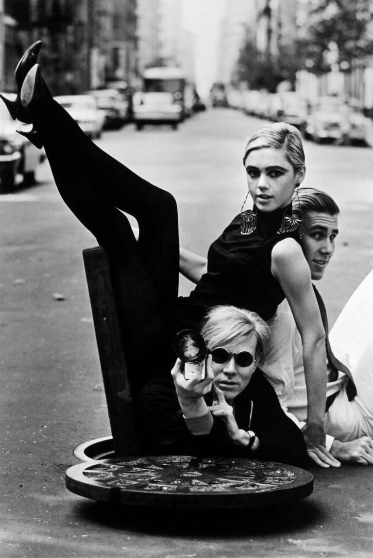 Auf diesem Bild ist das folgende Kunstwerk zu sehen: Burt Glinn. Andy Warhol mit Edie Sedgwick und Chuck Wein, New York. 1965.