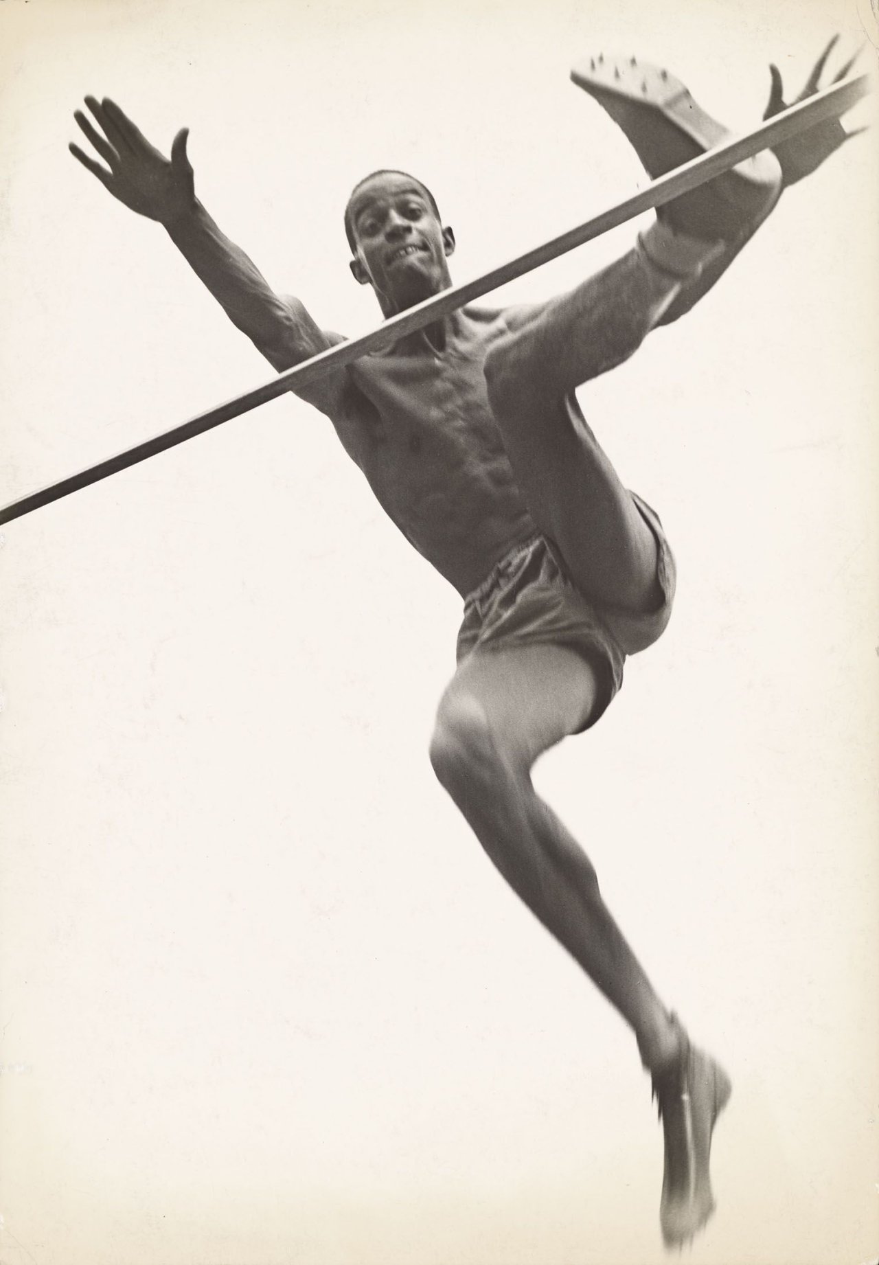 Auf diesem Bild ist das folgende Kunstwerk zu sehen: Margaret Bourke-White. „Johnson“ (American high jumper Cornelius Johnson). Um 1936.