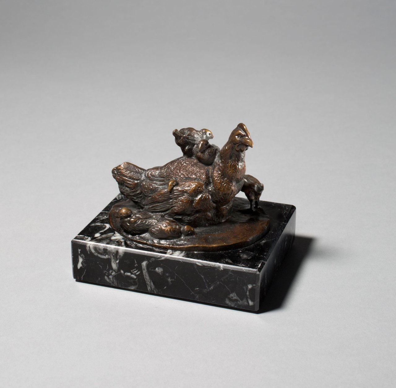 This picture shows the following artwork: August Gaul. „Henne mit Kücken“. 1898.