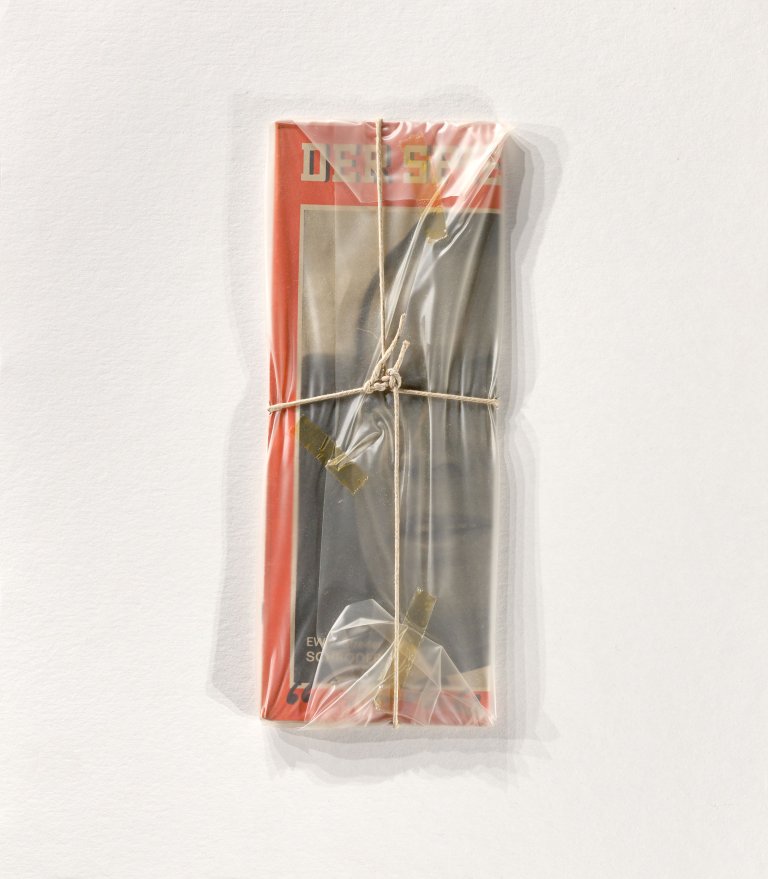 Auf diesem Bild ist das folgende Kunstwerk zu sehen:  Christo. „Der Spiegel Magazine Empaqueté“, aus: „Edition Original 1“. 1963.