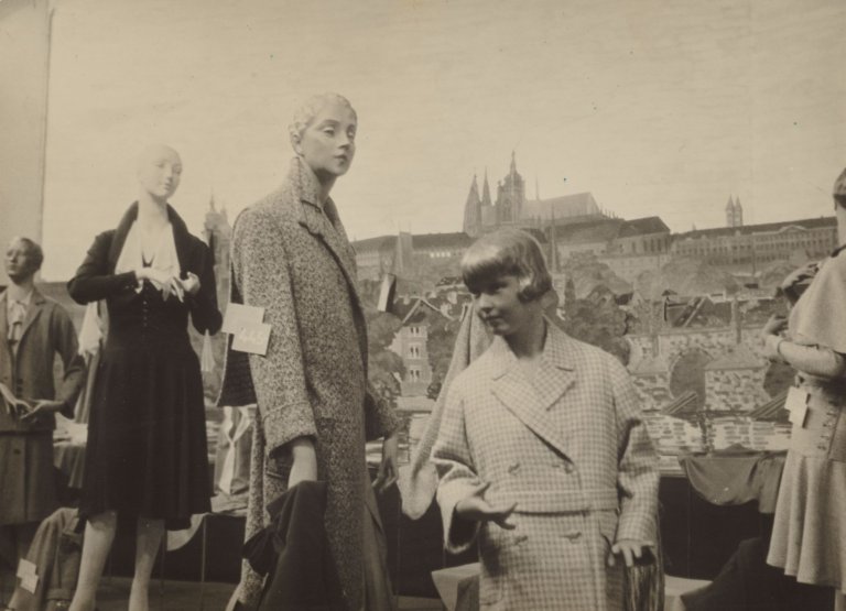 Auf diesem Bild ist das folgende Kunstwerk zu sehen: Ladislav Emil Berka. Ohne Titel (Schaufenster). 1931.