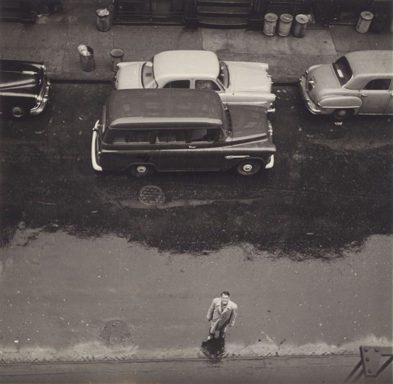 Auf diesem Bild ist das folgende Kunstwerk zu sehen: Ellen Auerbach (d.i. Ellen Rosenberg). „Eliot Porter“, New York, 85th Street West. Um 1956.