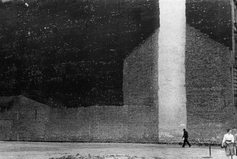 Auf diesem Bild ist das folgende Kunstwerk zu sehen: Will McBride. „Das Brandmauer Foto mit dem kleinen Mann, Berlin“. 1956.