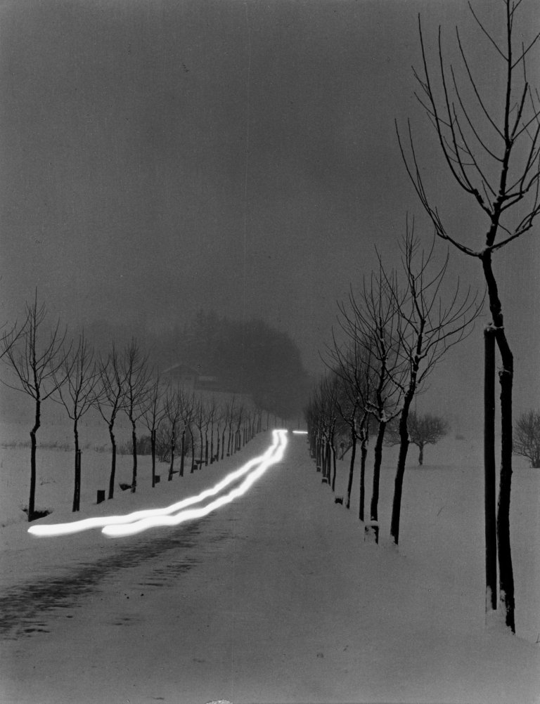 Auf diesem Bild ist das folgende Kunstwerk zu sehen: Peter Keetman. „Abendliche Landstraße bei Bernau“. 1956.