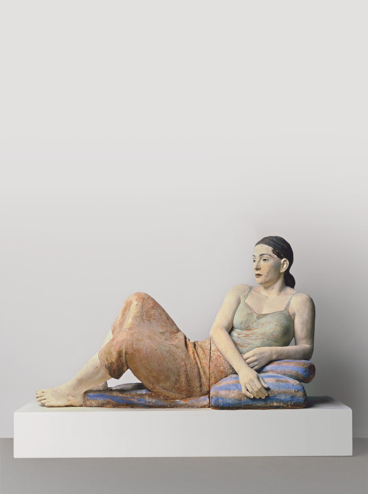 Auf diesem Bild ist das folgende Kunstwerk zu sehen: Robert Metzkes. „Große Liegende“. 2000.