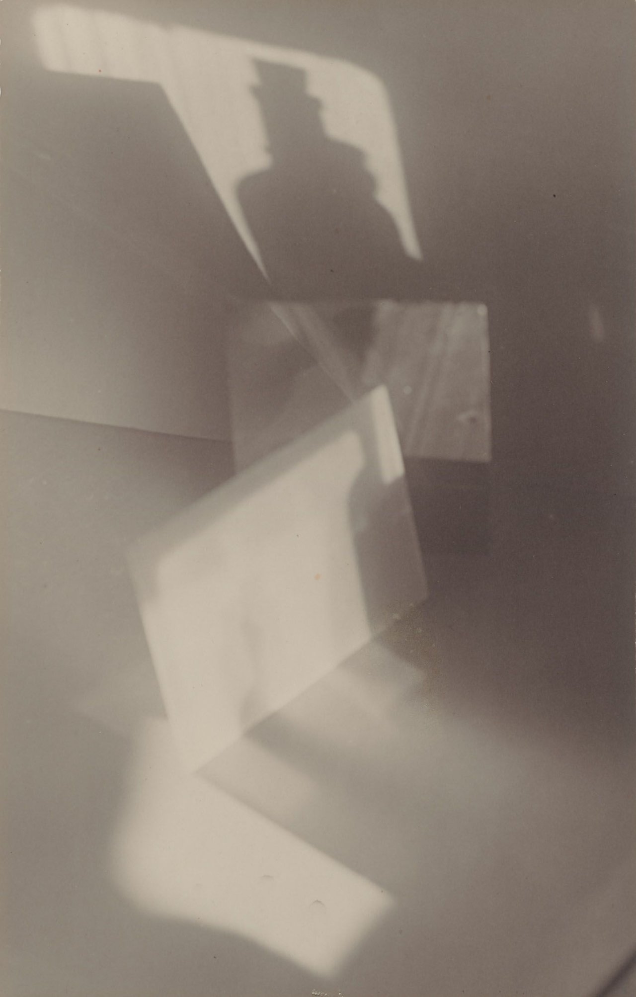 Auf diesem Bild ist das folgende Kunstwerk zu sehen: Jaromír Funke. Ohne Titel (Komposition mit Flasche). Um 1925.