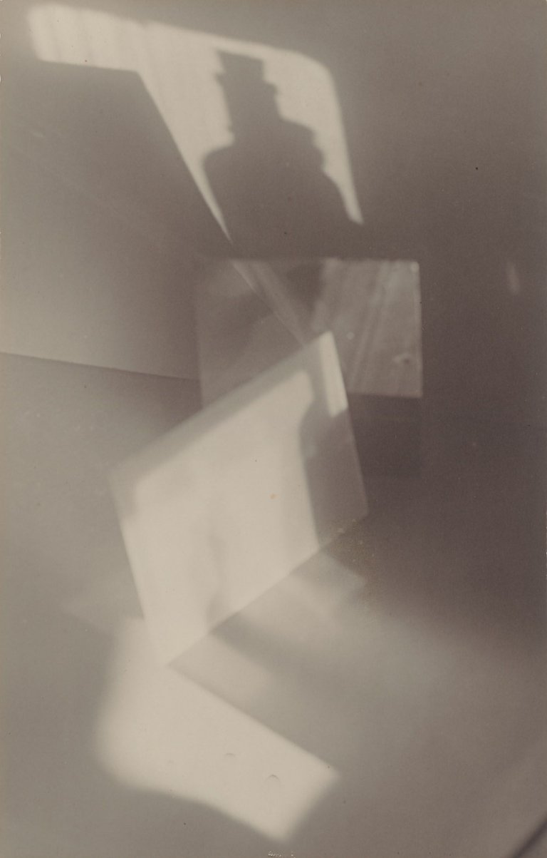 Auf diesem Bild ist das folgende Kunstwerk zu sehen: Jaromír Funke. Ohne Titel (Komposition mit Flasche). Um 1925.