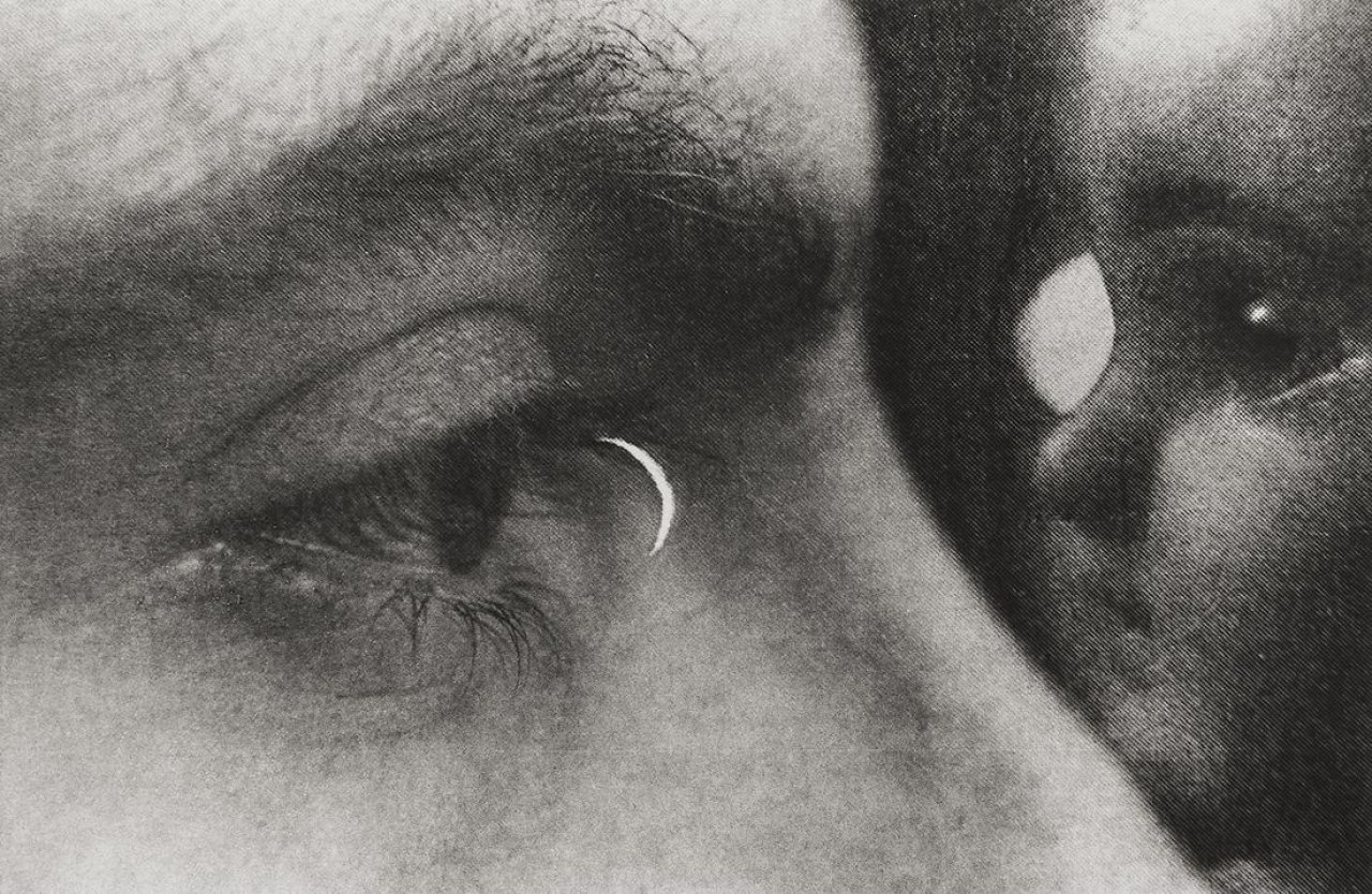 Auf diesem Bild ist das folgende Kunstwerk zu sehen: Duane Michals. „Sarah found a golden ring“. Um 1975.