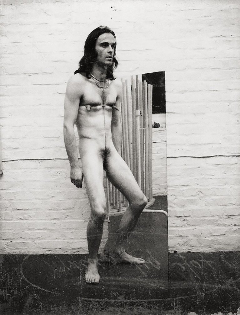 Auf diesem Bild ist das folgende Kunstwerk zu sehen: Jürgen Klauke. Spiegelung feminin, Self Performance. 1972/1973.