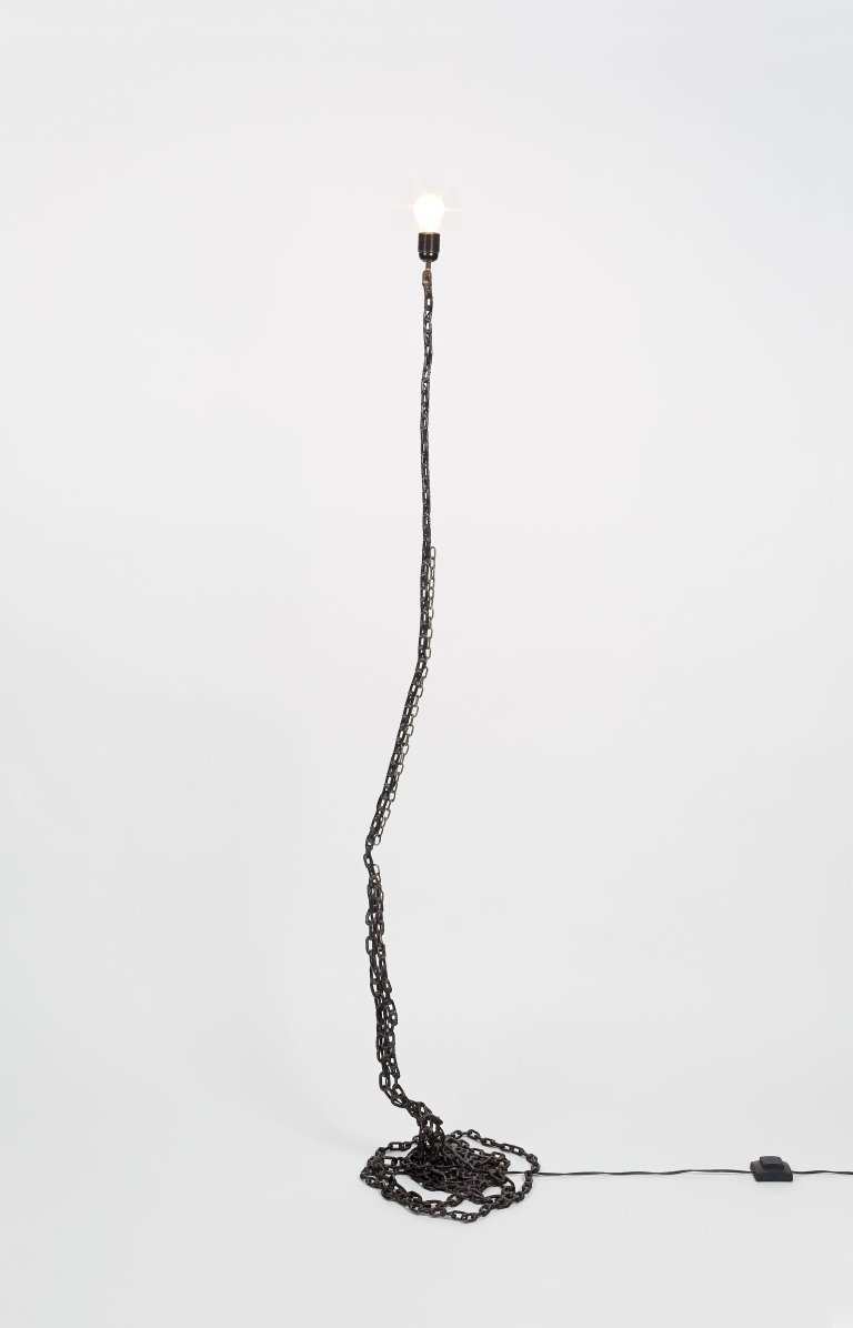 Auf diesem Bild ist das folgende Kunstwerk zu sehen: Franz West. „Privat-Lampe des Künstlers II“. 1989.