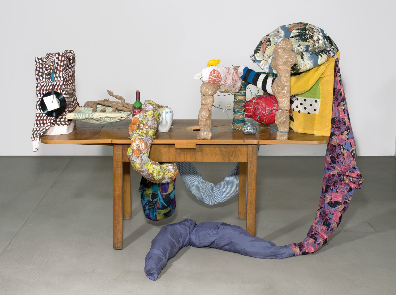 Auf diesem Bild ist das folgende Kunstwerk zu sehen: John Bock. 1 = 2 + KleinOdTot. 2000.