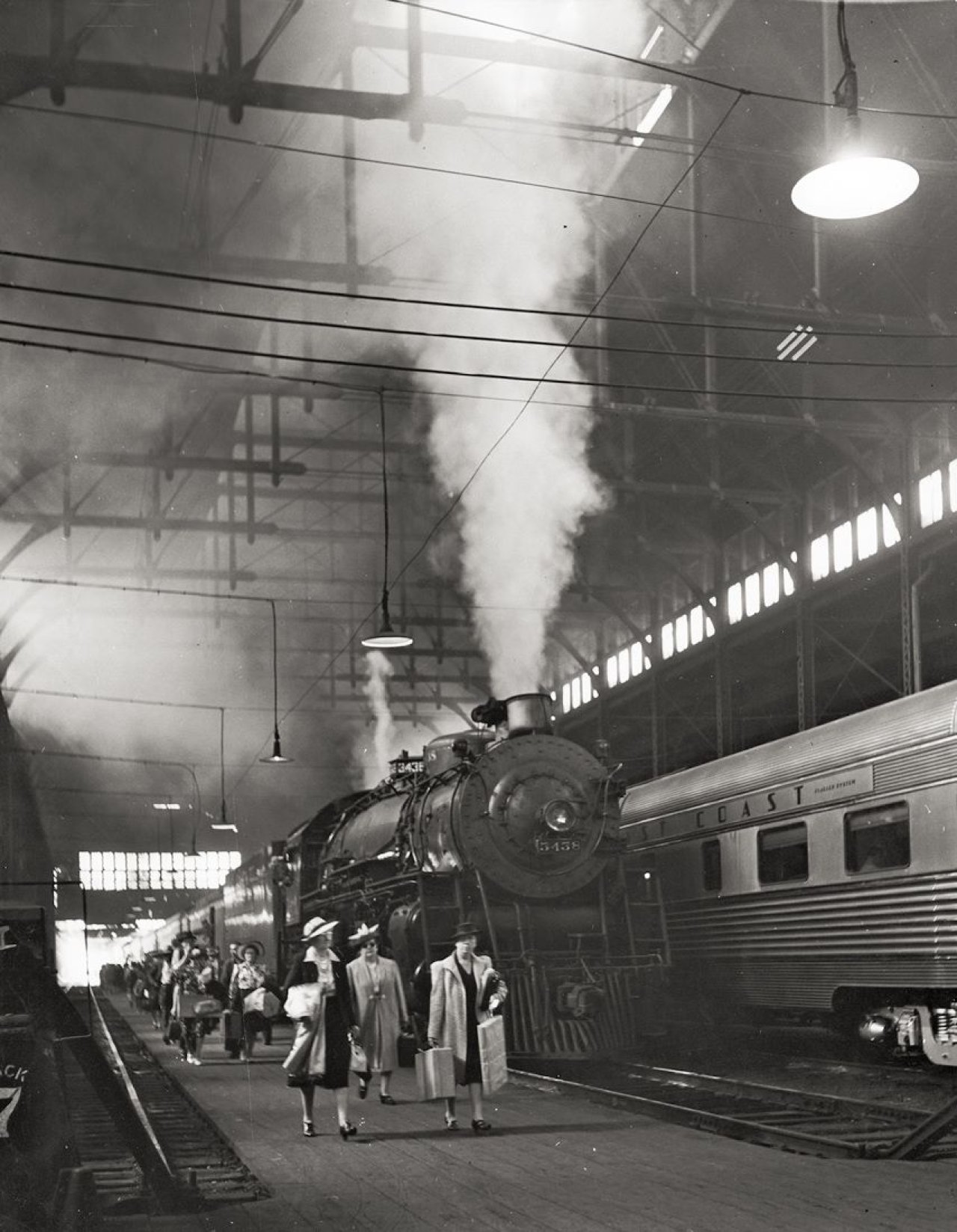This picture shows the following artwork: Andreas Feininger. Chicago, Dearborn Station. 1941.