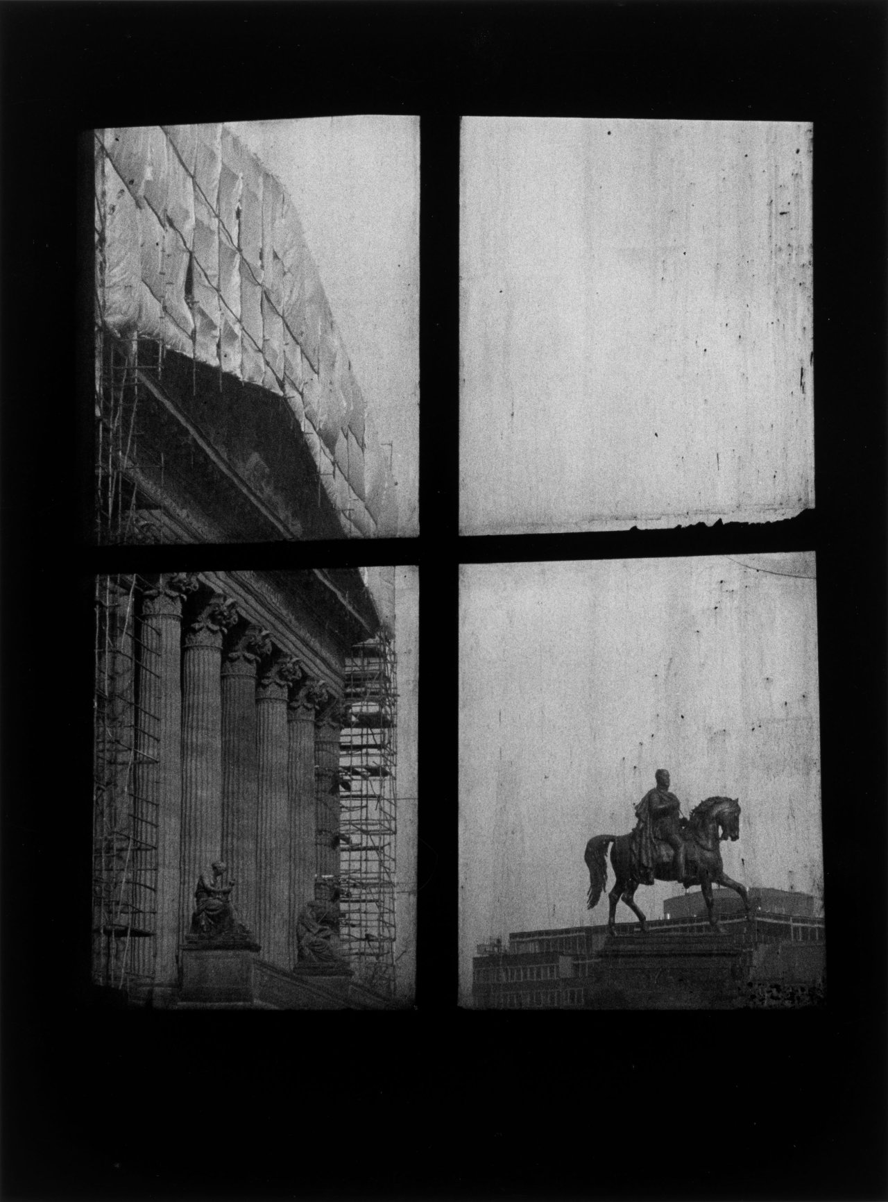 Auf diesem Bild ist das folgende Kunstwerk zu sehen: Barbara Klemm. „Museumsinsel, Berlin“. 2000.