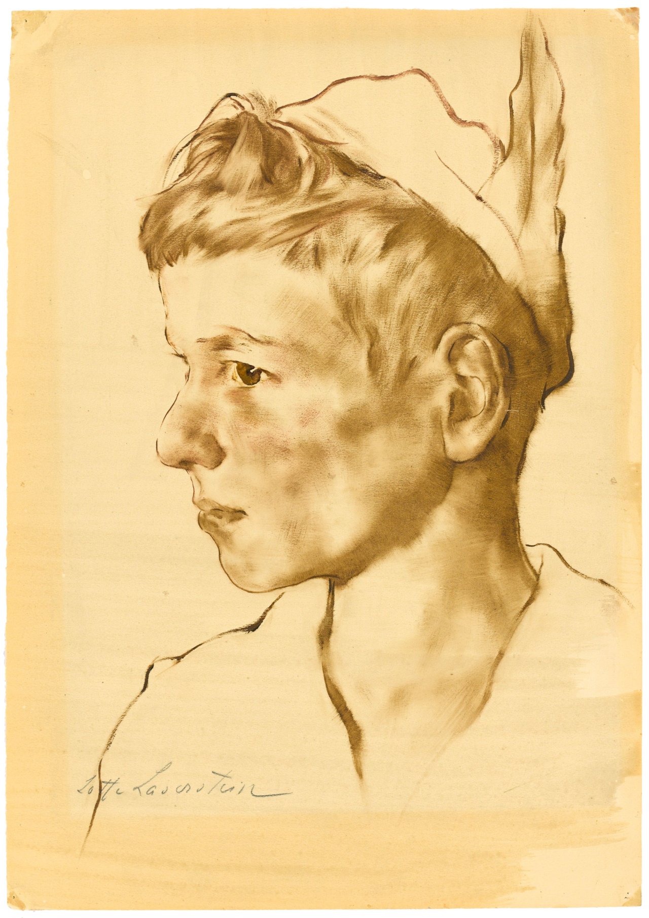 Auf diesem Bild ist das folgende Kunstwerk zu sehen: Lotte Laserstein. „Junge mit Federhut (Uwe Wolf)“. 1934.