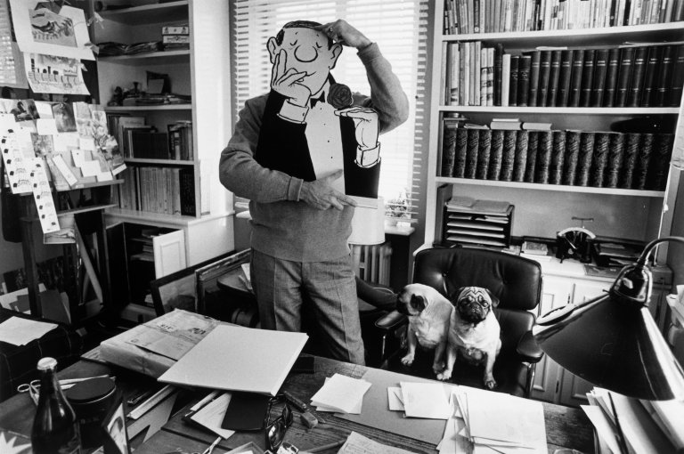 Auf diesem Bild ist das folgende Kunstwerk zu sehen: Stefan Moses. „loriot im studio haus ammerland mit henry & gilbert“. Aus der Serie „künstler machen masken“. 1966.