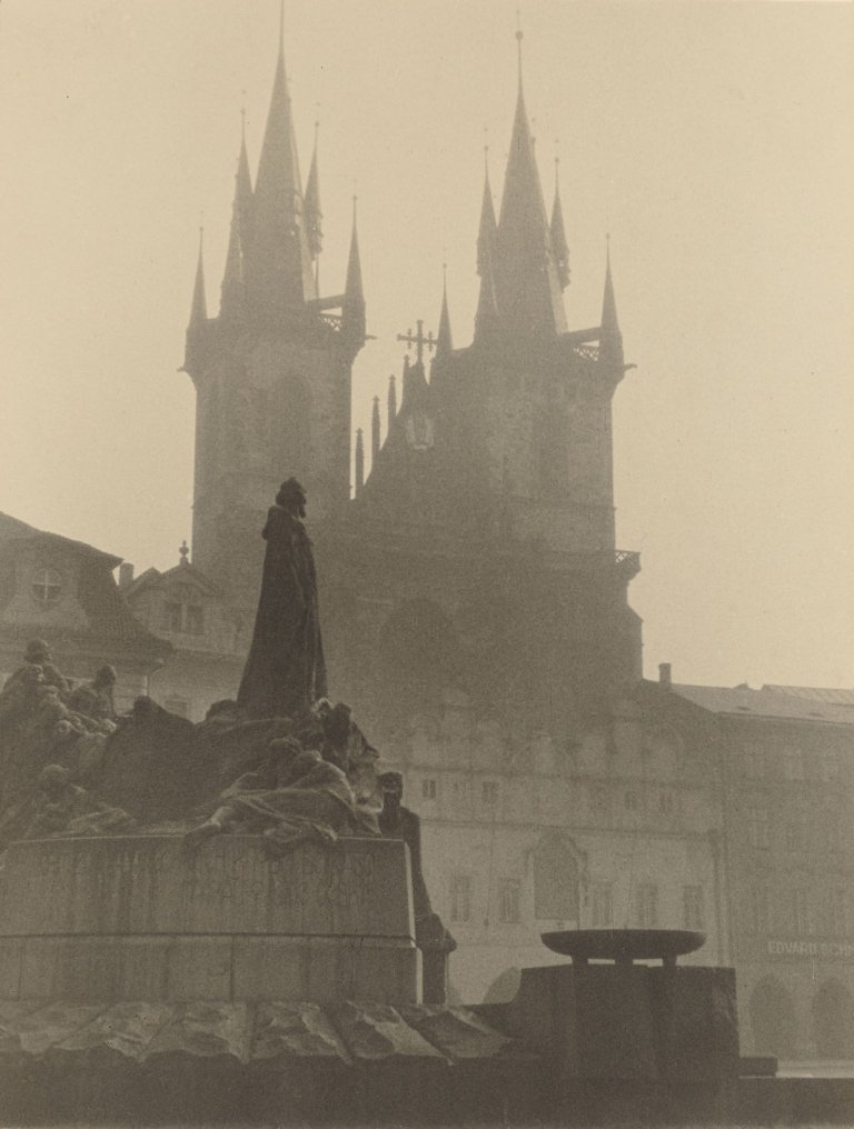 Auf diesem Bild ist das folgende Kunstwerk zu sehen: Jaroslav Kysela. „Monumentélní silhueta. La silhouette monumentale (Prague). The monumental silhouette (Prague)“. Um 1948.