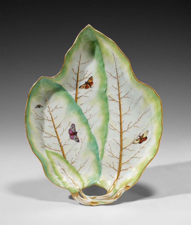 Auf diesem Bild ist das folgende Kunstwerk zu sehen:  KPM Königliche Porzellan-Manufaktur Berlin. Längliche Konfektschale in Form von übereinanderliegenden Orangenblättern – wohl aus dem Service für Großfürst Paul von Russland. 1776.