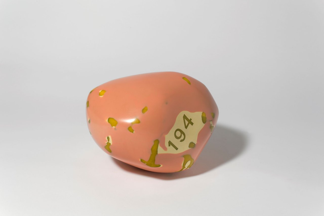 Auf diesem Bild ist das folgende Kunstwerk zu sehen: Wilhelm Mundt. „Trashstone 194“. 2002.