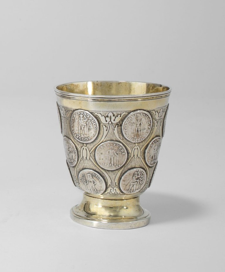 Auf diesem Bild ist das folgende Kunstwerk zu sehen:  Berlin. Große Terrine (Pot d’oille) von Christian Ludwig Pintsch I (1710-1778). Um 1740.