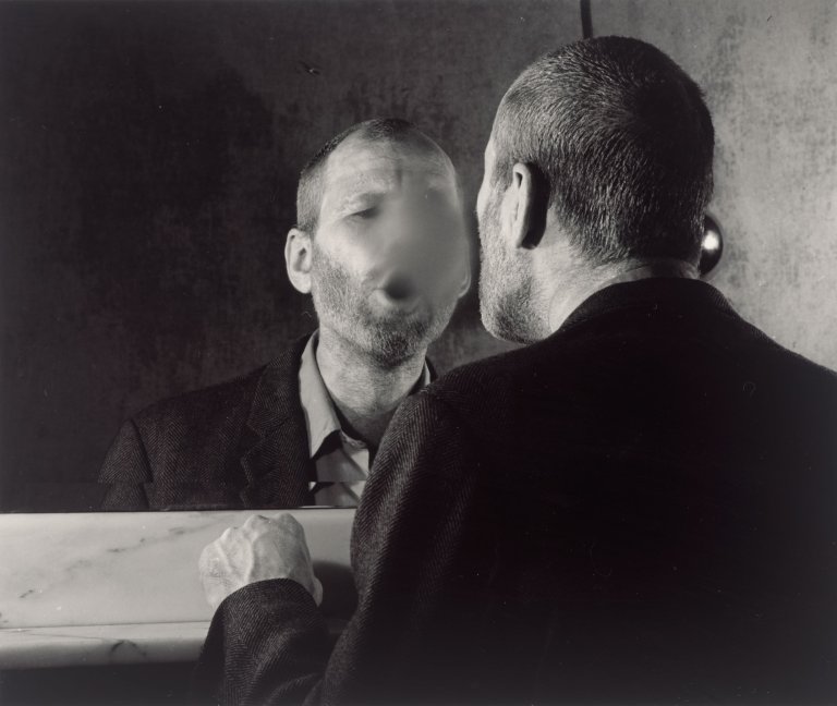Auf diesem Bild ist das folgende Kunstwerk zu sehen: Dieter Appelt. „Der Fleck auf dem Spiegel, den der Atemhauch schafft;“. 1977.