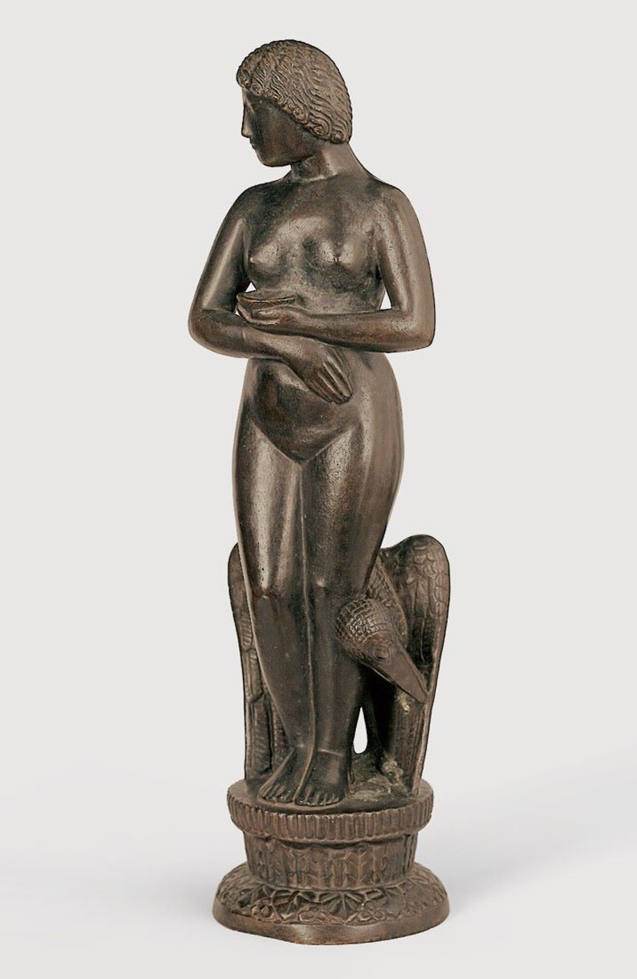 Auf diesem Bild ist das folgende Kunstwerk zu sehen: Bernhard Hoetger. „Stehende Frau mit Vogel”. 1907.