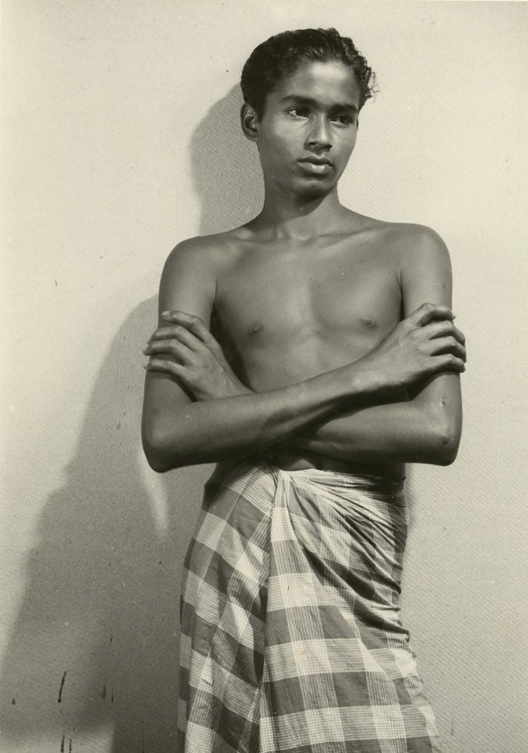 Auf diesem Bild ist das folgende Kunstwerk zu sehen: Lionel Wendt. Ohne Titel (Portrait eines Jungen). 1934 –1935.